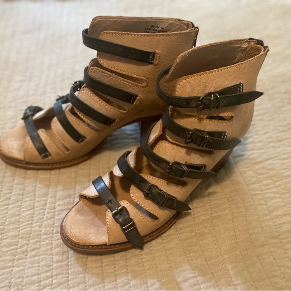 Stylish Freebird Black and Tan Women's Sandals - Picture 3 of 8